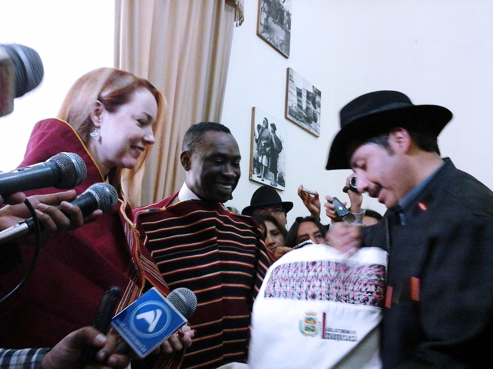 Honored and hosted by the mayor in Bolivia